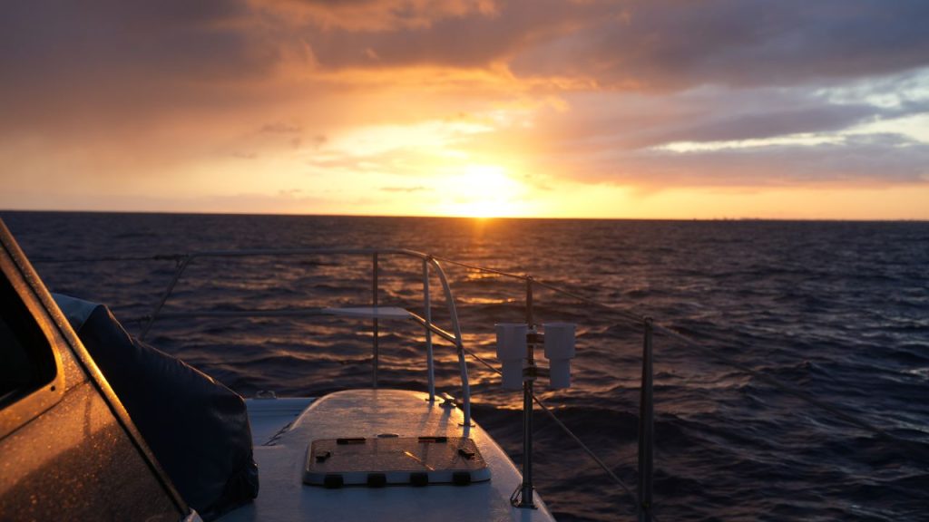 sunset-cruise-in-waikiki-relaxing-evening