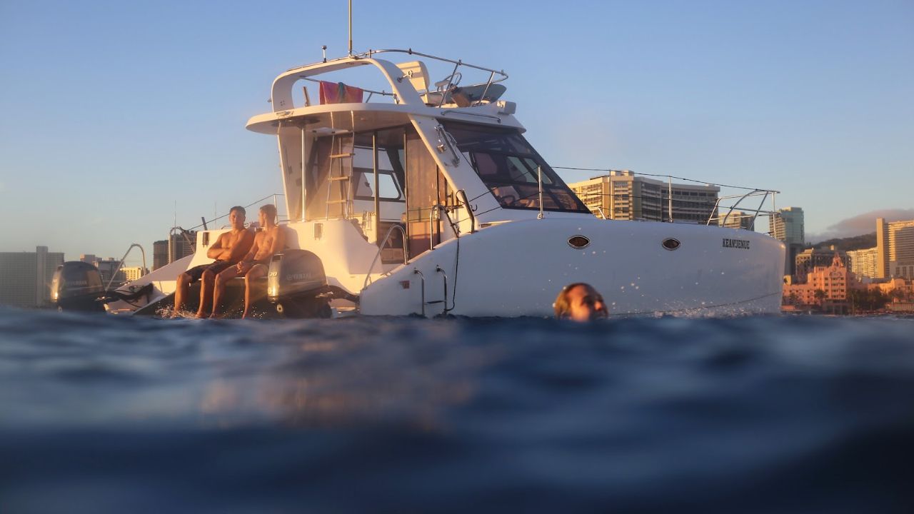Read more about the article What Should You Expect on a Catamaran Sunset Cruise in Waikiki for Couples and Groups?