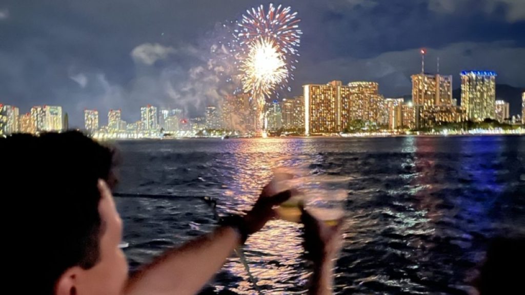 friday-night-fireworks-in-waikiki