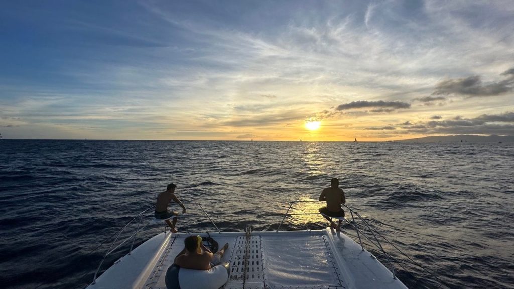sunset-cruise-in-waikiki-relaxing-evening